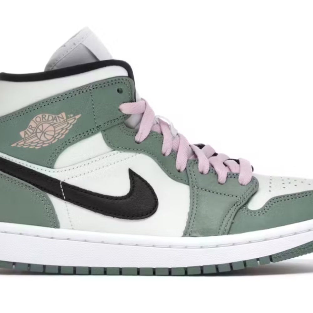 Like New Jordans sz 9 Womens Dutch green with pink laces